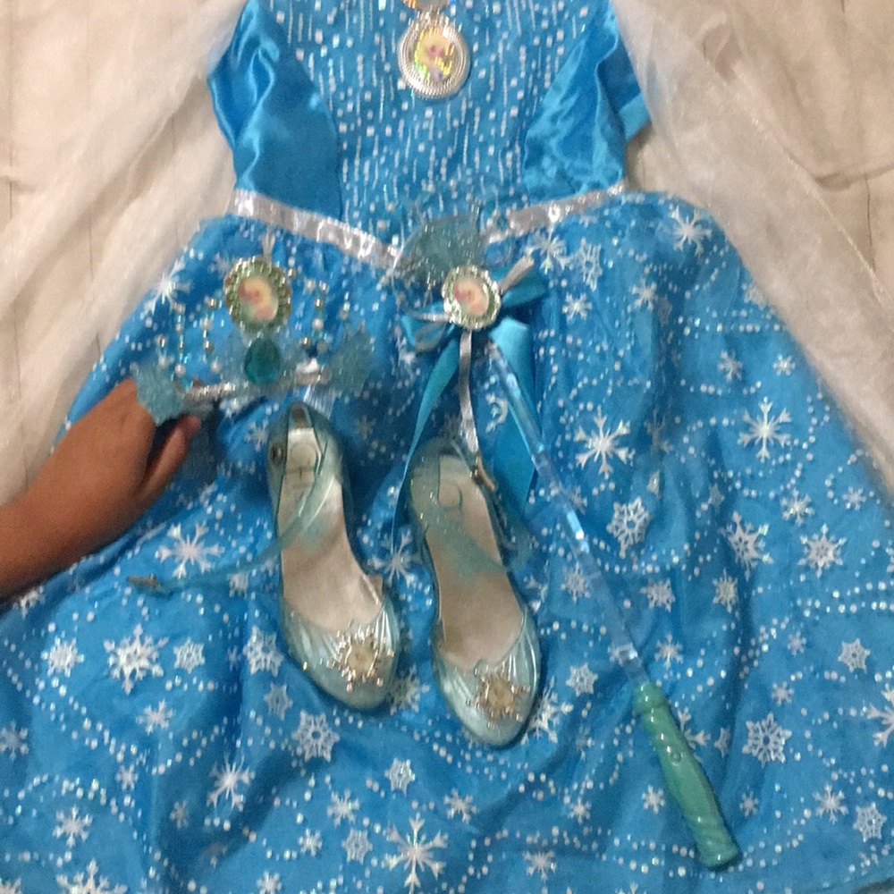 Elsa’s costume with accessories